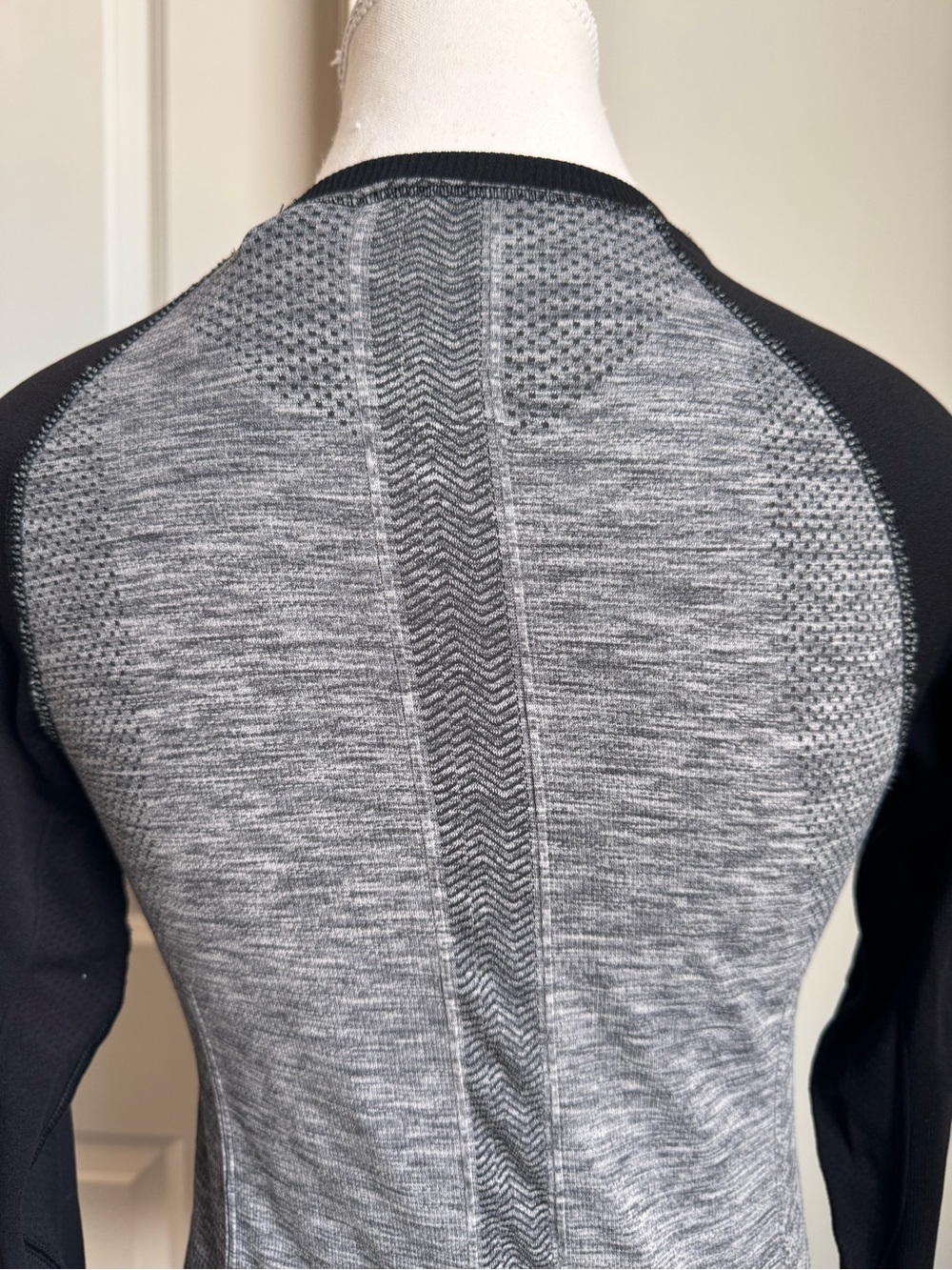 H&M Women's Grey & Black Long Sleeve Performance Top - Picture 4 of 8